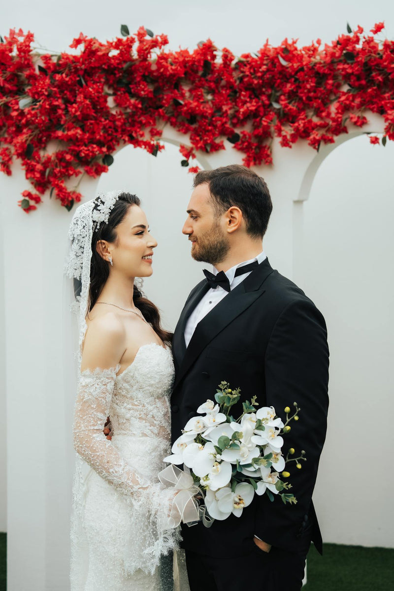 Costum de mire negru, la două rânduri de nasturi, creat la comandă de INSIGNUM, pentru o eleganță atemporală.