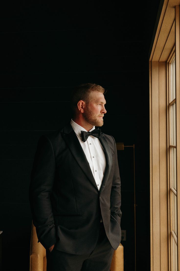 Mire într-un moment de reflecție, purtând un tuxedo negru clasic, realizat la comandă de INSIGNUM pentru ziua nunții.