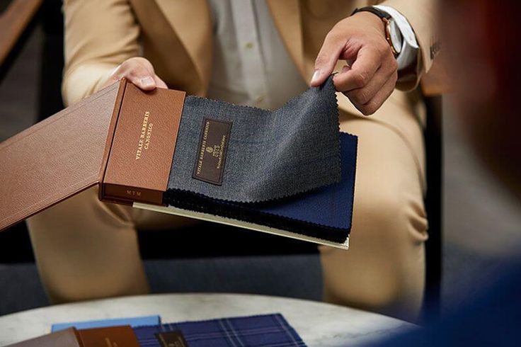 Selecție de mostre de țesături premium Vitale Barberis Canonico, pentru costume made-to-measure, prezentate de INSIGNUM.