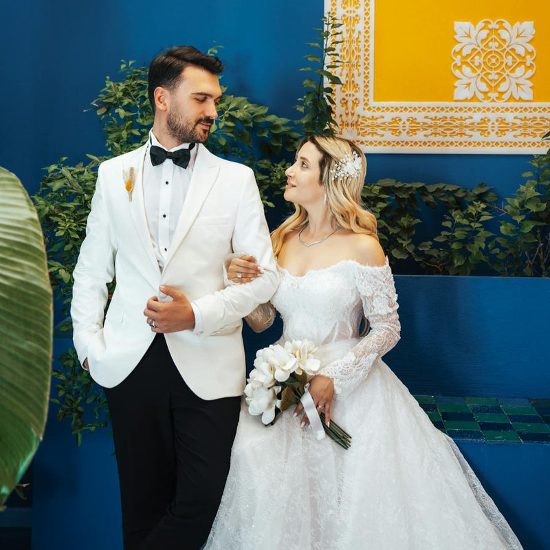 Mire în sacou de tuxedo alb made-to-measure de la INSIGNUM, o ținută distinctivă pentru nunți elegante.